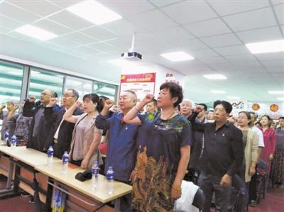 <p>　　6月26日，银川市金凤区北京中路街道办事处森林公园社区举行庆“七一”文艺演出，表彰优秀共产党员。　本报记者　杨超　摄</p>