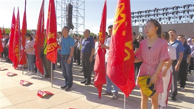 <p>　　7月1日，永宁县举办升国旗、健步行活动，号召广大干部职工不忘初心勇担当，牢记使命共奋进。　　　　　　　　　　　　　　　　本报记者　乔素华　摄</p>