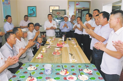 <p>　　7月1日，吴忠市利通区上桥镇上桥村党支部在老年饭桌为党员热热闹闹过“集体生日”。　　　　本报记者　苏峰　摄</p>