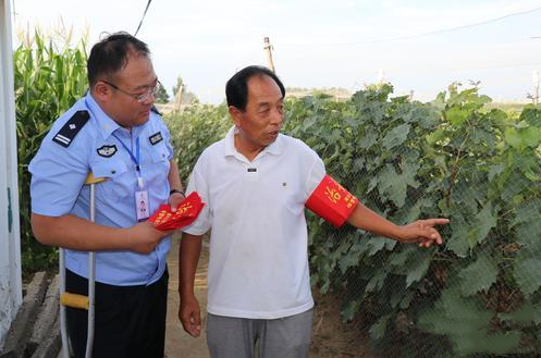 唐浩江：“拄拐民警”成了群众身边“红人”