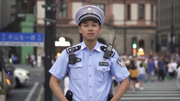 外滩指路人——上海交警黄俊