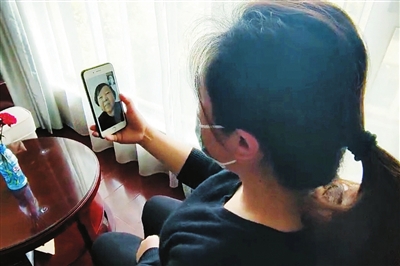     →在襄阳一个多月，她只要闲了就会和母亲视频通话报平安。@王红摄