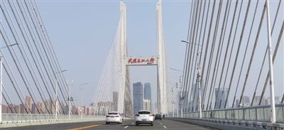 <p>　　阳光下的武汉长江二桥。</p>