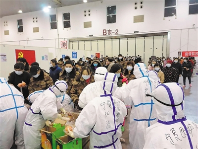 <p>　　方舱医院，医疗队员们忙碌的身影。　　　　　　　　（图片由受访者提供）</p>