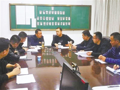 <p>　　专案组分析研判案情。　　　　　　　　　　　　　　　　　　　　　　　　　　　　　　　　　　　　　　　　　　　　　　　　　　　　　　　　　（图片由银川市公安局提供）</p>
