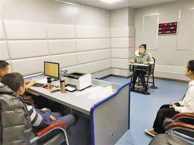 <p>　　专案组提审犯罪嫌疑人。　　　　　　　　　　　　　　　　　　　　（图片由银川市公安局提供）</p>