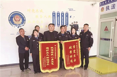 5月6日上午，人保财险西吉支公司将两面锦旗送到西吉县经侦大队民警手中，对西吉县警方迅速协助侦破两起骗保案件表示感谢。
    2022年4月7日，群众举报，某农户以其他农户的死牛冒名顶替向人保财险骗取养殖险赔款，公安机关成功侦破该骗保案件；4月14日，有不明身份客户联系西吉支公司工作人员，提供虚假证件投保车辆保险，公安人员迅速侦破该案，挽回经济损失2万余元。
    方海鹰   摄