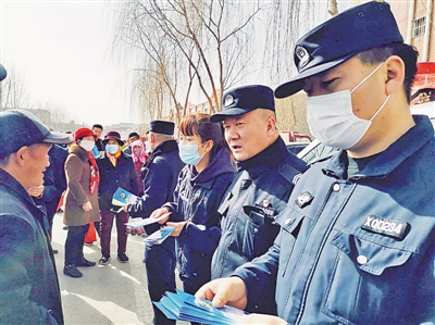 <p>　　永宁县公安局民警走上街头开展防范非法集资宣传。</p>