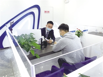     兴业银行银川分行智慧网点办公场景。