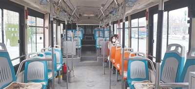 <p>　　火车站站点一过，公交车上仅剩1位乘客。</p>