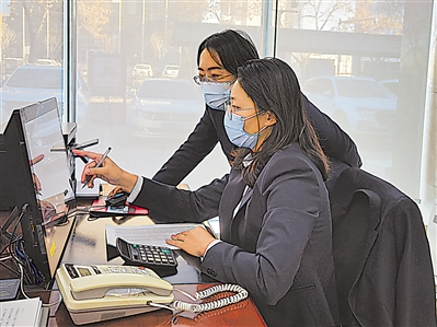 <p>　　自治区政务大厅人社窗口工作人员线上为群众办理业务。</p>