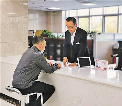 <p>　　药监局政务窗口工作人员为来办理业务的群众答疑解惑。</p>