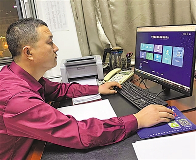 <p>　　信访工作人员通过网上信访平台，对群众信访件即时转办，快速回复。</p>