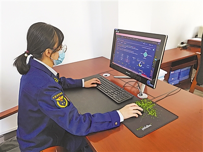 <p>　　章颖通过城市物联网消防远程监控系统对辖区单位进行消防安全检查。</p>