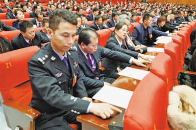 <p>　　人大代表肩负重托，依法履职，按下表决器。</p>