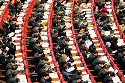<p>　　人大代表认真审议政府工作报告。</p>