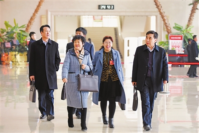 <p>　　人大代表精神抖擞地步入会场。</p>