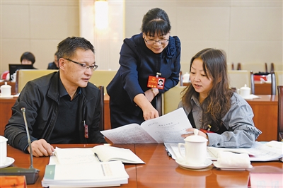 <p>　　基层人大代表在交流讨论。</p>