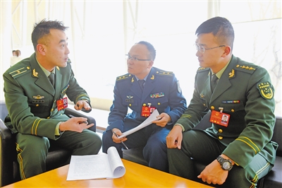 <p>　　部队人大代表深入交流。</p>