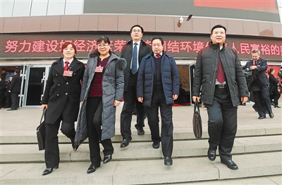 <p>　　人大代表满怀憧憬走出会场。</p>