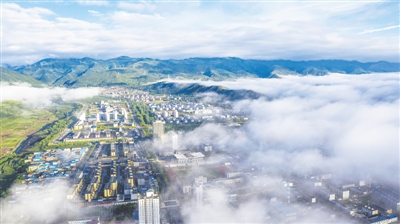 <p>　　　　雨后迷人的泾源风光。</p>