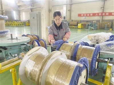 <p>　　变压器线圈绕制过程中，工人进行线盘整理。</p>