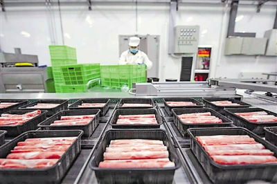 <p>　　盐池滩羊集团的工人在加工羊肉。</p>