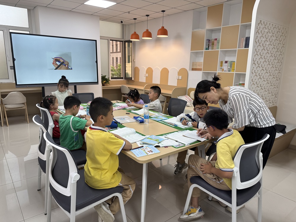 7月7日，铂悦社区夜校老师给辖区少儿上书(26656396)-20250708192543.jpg