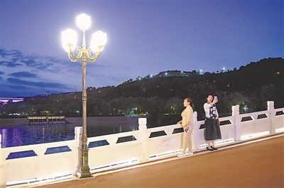 <p>　　彭阳居民欣赏茹河夜景。</p>