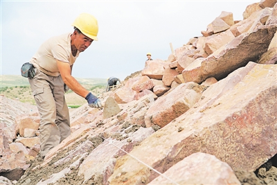 <p>　　三营镇王家山沟泄洪渠施工现场，王志林将一块块大石头砌压、灌浆。</p>