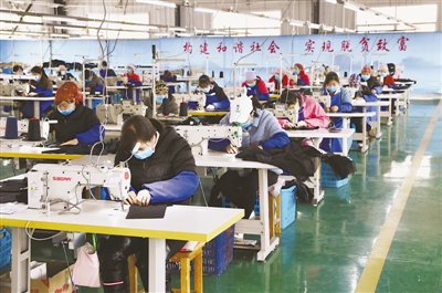 <p>　　位于西吉县的由福建籍企业家创办的服饰公司内，当地工在操作台前埋头操作。　　　　　　　　　　　　　　　　　　　　　　　　　　　　　　　　　　　　　　　　　　　　本报记者　左鸣远　摄</p>
