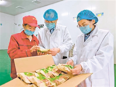     吴忠市市场监管局执法人员在食品生产企业开展监督检查。