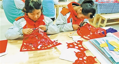 <p>　　白面民族小学的学生“剪”出特色，秀出自信。（图片由受访者提供）</p>