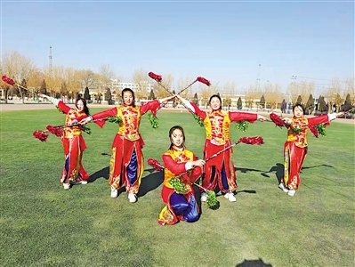 <p>　　中宁县第三中学生打黄羊钱鞭，传承非遗文化。（图片由受访者提供）</p>