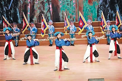 <p>　　平罗县城关第一小学学生在表演秦腔。（图片由受访者提供）</p>