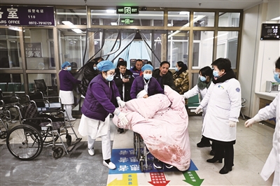 12月19日，受伤群众在青海省民和回族土族自治县人民医院接受救治。