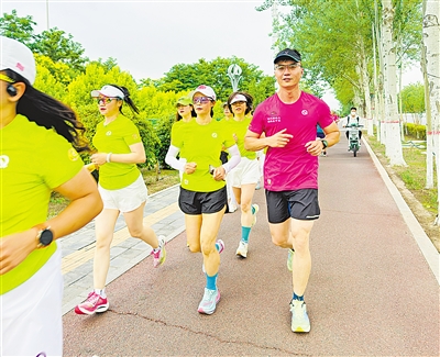 6月29日，柳凯（右一）带领运动爱好者跑步。