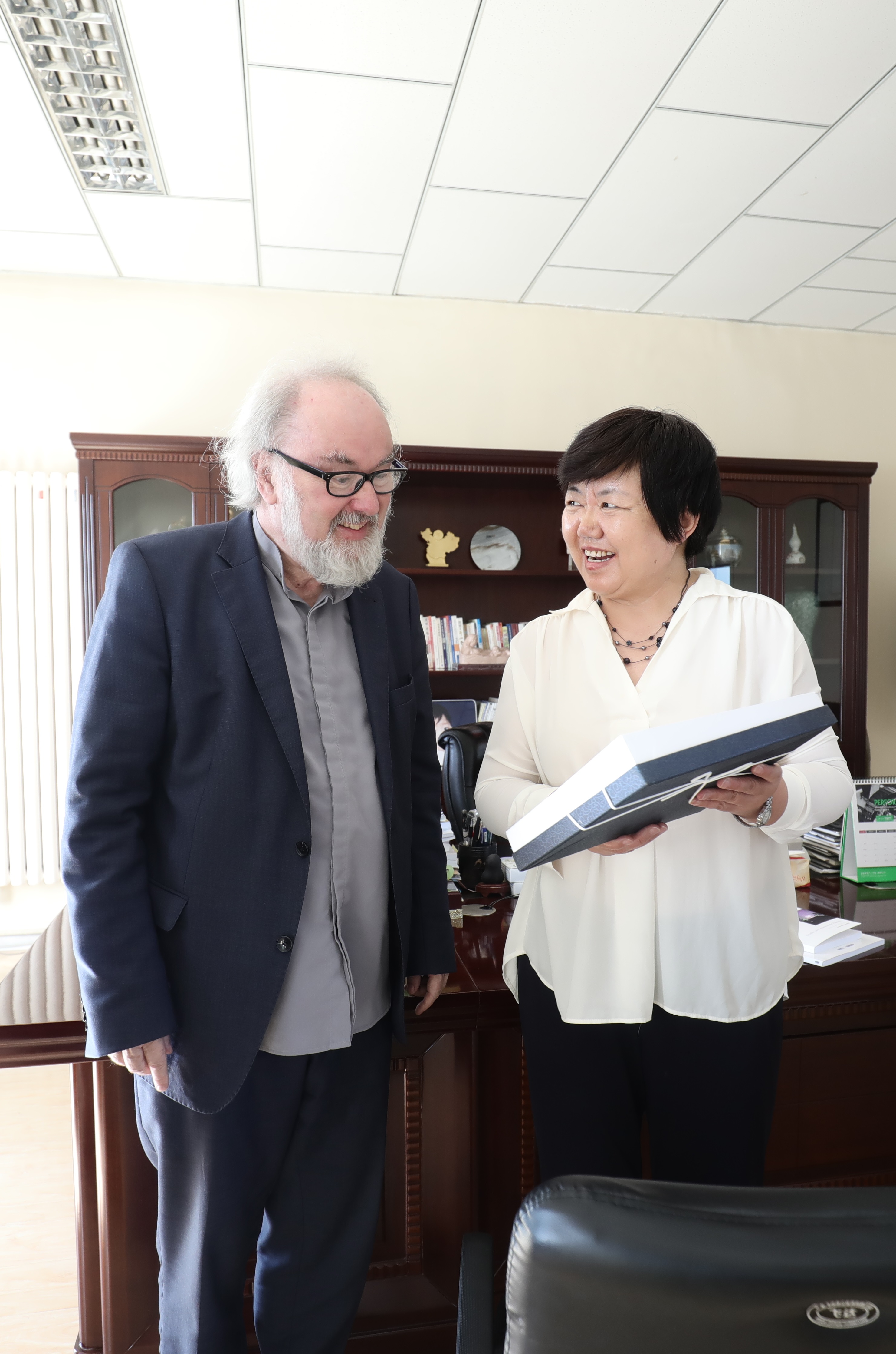 赵惠娥校长与德国钢琴家沃尔夫纲·格莱姆瑟合影.JPG