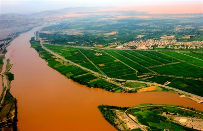 <p><span>　　黄河标准化堤防</span>。</p>