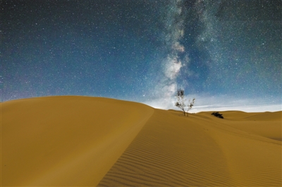 <p>　　大漠星空。</p>