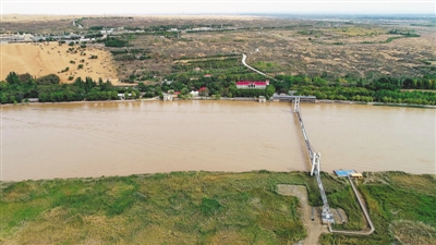 <p>    沙、水、林等生态圈与人一同缔造构建了沙坡头景区。</p>