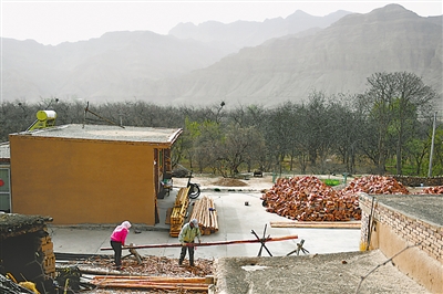 <p>    村民正在翻建自家的农家乐，扩大经营规模。</p>