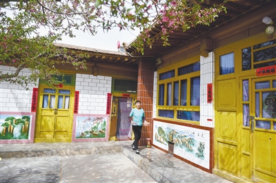 <p>    南长滩村民靠着美景经营农家乐，获得好“钱景”。</p>