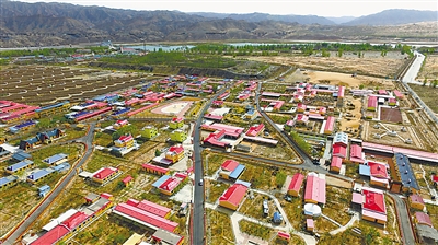 <p>    沙坡头区鸣钟村。鸣钟村、黑林村、孟家湾村、长流水村、南长滩村等通过发展旅游业实现脱贫致富。</p>