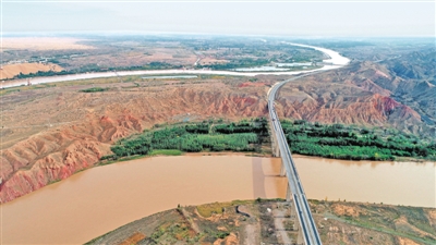 <p>　　　　一桥飞架两岸，天堑变通途。</p>