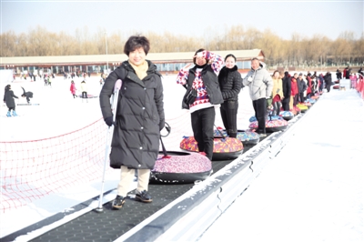 <p>　　残疾人积极参与冰雪运动，了解冬残奥知识，感受体育运动的乐趣。</p>