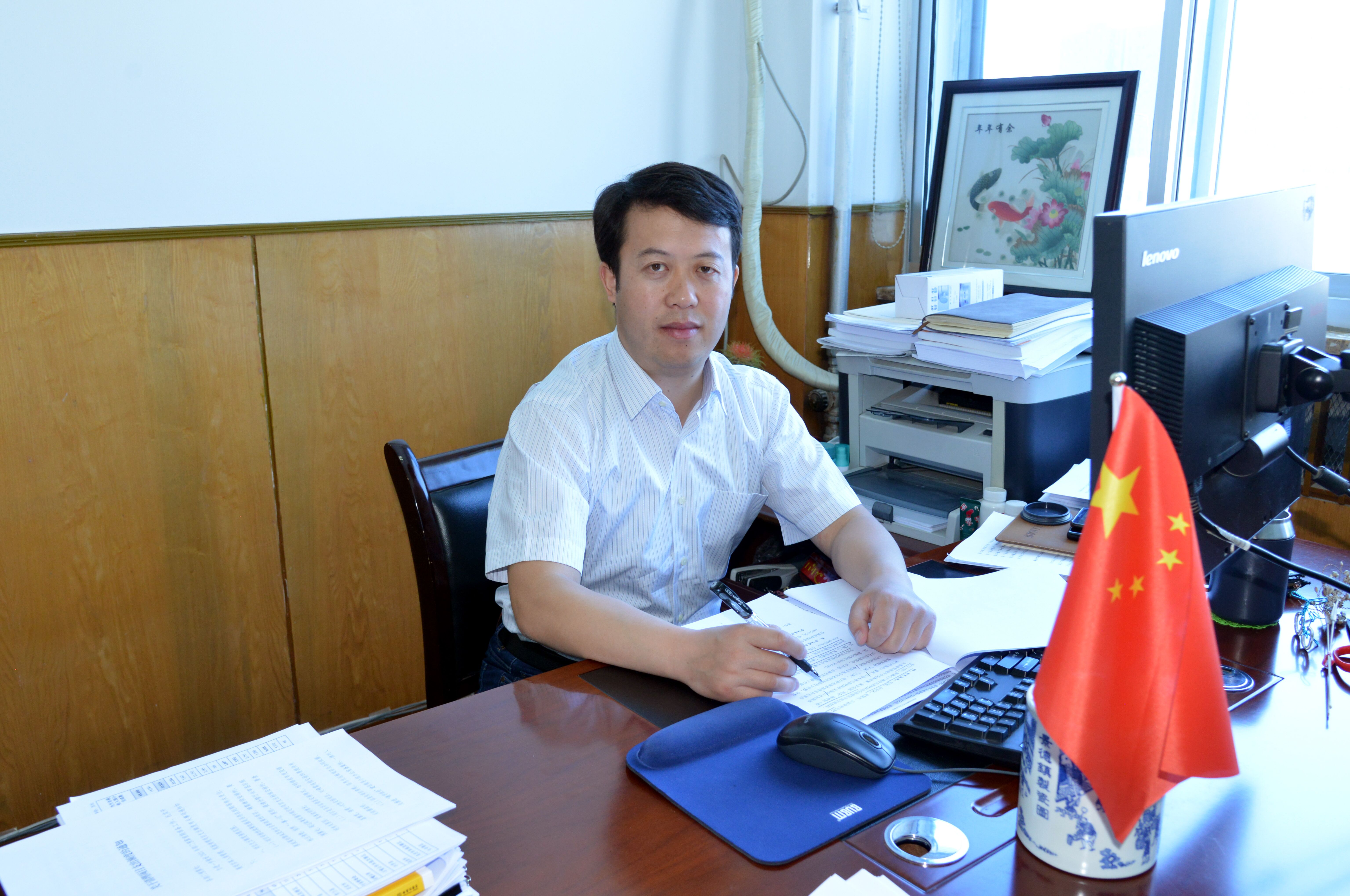 虎玉宝,男,中共党员,自治区财政厅办公室主任.