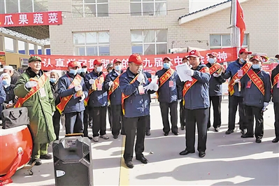 <p>　　同心县“薪火相传”老干部宣讲团在王团镇农贸市场宣讲党的十九届六中全会精神。　　　　　（图片由受访者提供）</p>