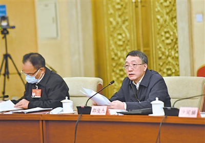 <p>　　3月7日，全国人大代表邵俊杰发言。当天，十三届全国人大四次会议宁夏代表团举行全体会议，审查计划报告和预算报告。	　　			　　均本报记者　左鸣远　摄</p>