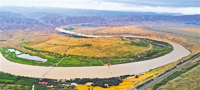 <p>    沙坡头段黄河风光</p>